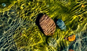 Превью обои вода, дно, блики, камни