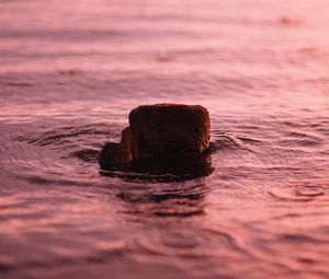 Превью обои вода, камень, рябь, волнистый, поверхность