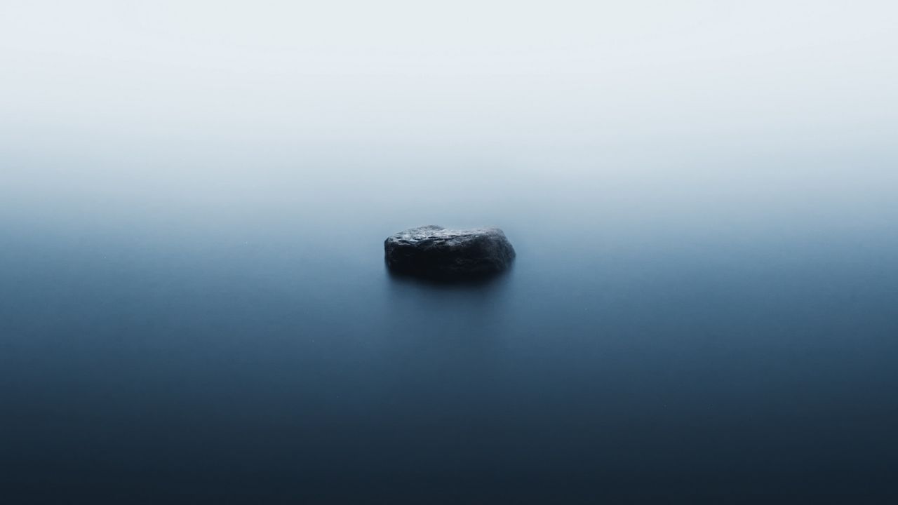 Обои вода, камень, туман, минимализм, природа