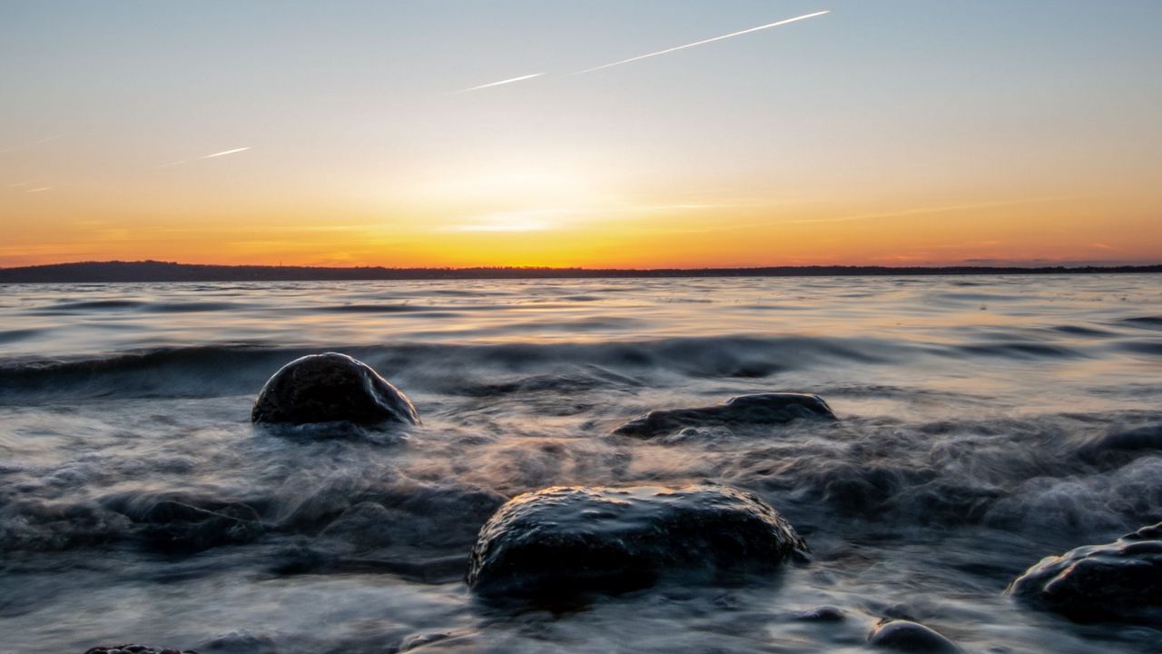 Обои вода, камни, закат, горизонт, пейзаж