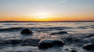 Превью обои вода, камни, закат, горизонт, пейзаж