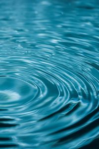 Превью обои вода, круги, крупным планом