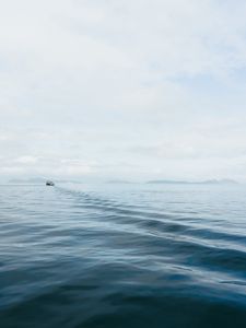 Превью обои вода, лодка, горизонт, след