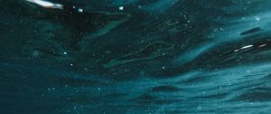 Превью обои вода, лучи, пузыри, темный