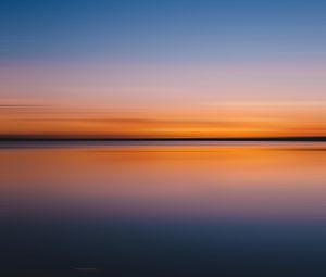 Превью обои вода, луна, сумерки, горизонт