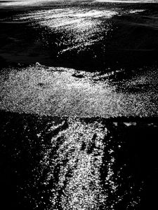 Превью обои вода, море, рябь, блики, чб, темный
