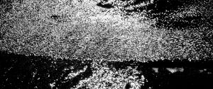 Превью обои вода, море, рябь, блики, чб, темный