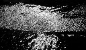 Превью обои вода, море, рябь, блики, чб, темный
