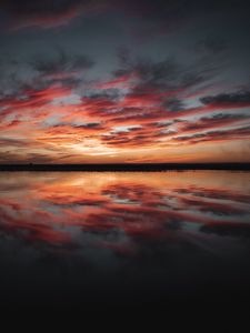 Превью обои вода, облака, отражение, сумерки, природа