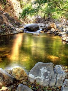 Превью обои вода, озеро, камни, просветы