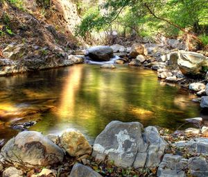 Превью обои вода, озеро, камни, просветы