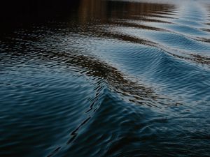 Превью обои вода, поверхность, море, тени