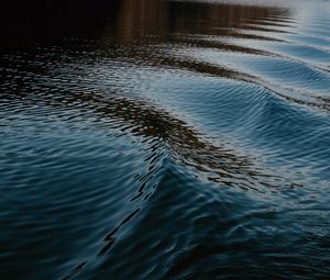 Превью обои вода, поверхность, море, тени