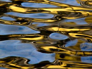 Превью обои вода, рябь, блики, темный