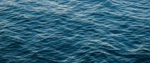 Превью обои вода, рябь, море, волны, поверхность, блеск