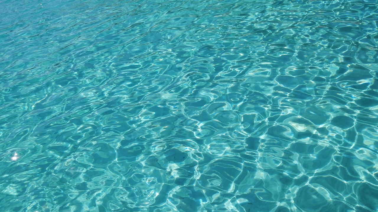 Обои вода, рябь, волны, блики, бассейн