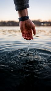 Превью обои вода, рука, касание, капли, рябь