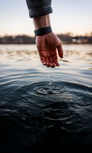 Превью обои вода, рука, касание, капли, рябь