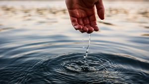 Превью обои вода, рука, касание, капли, рябь