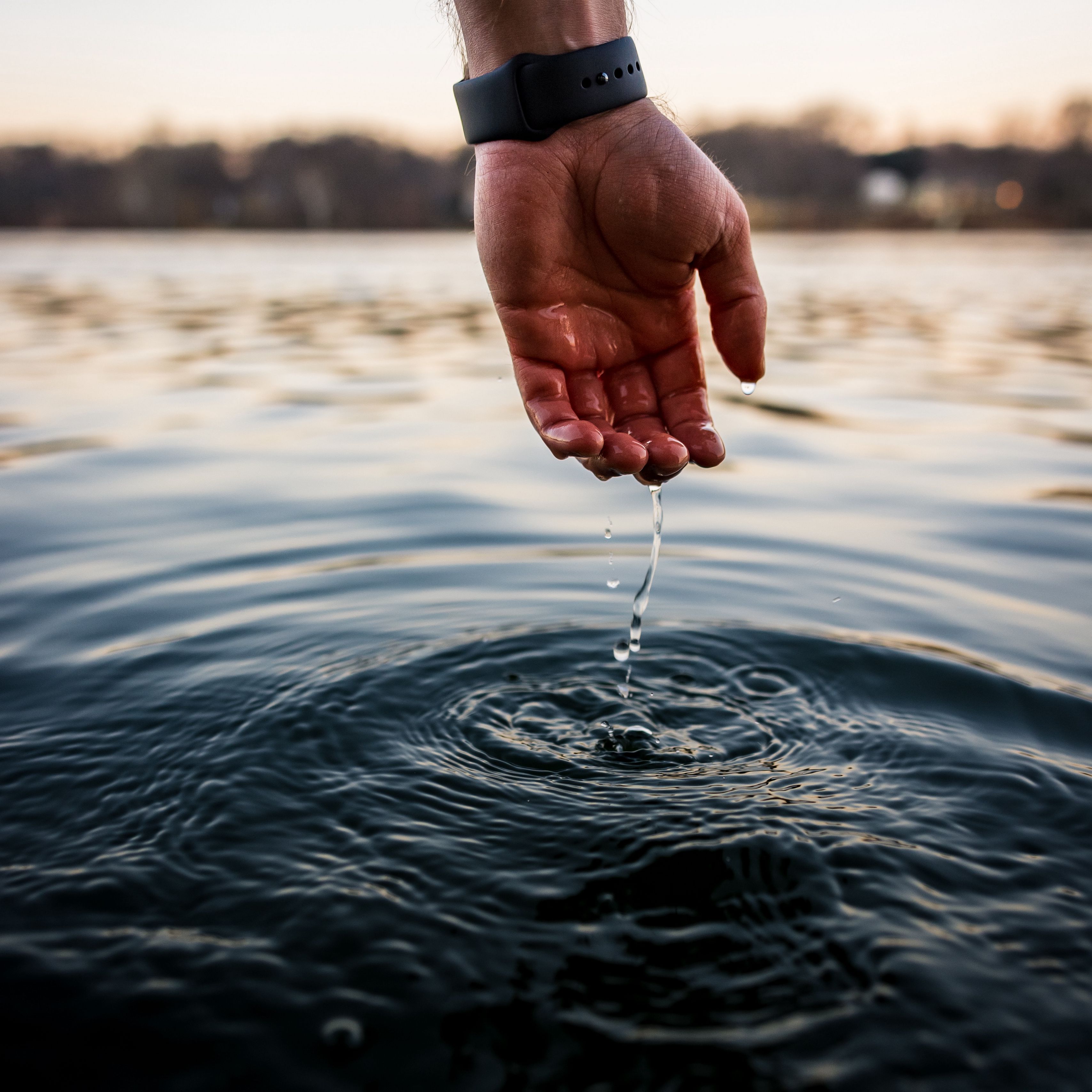 Включи вода на 20 минут. Вода фото. Вода в руках. Вода из реки. Рукой по воде.