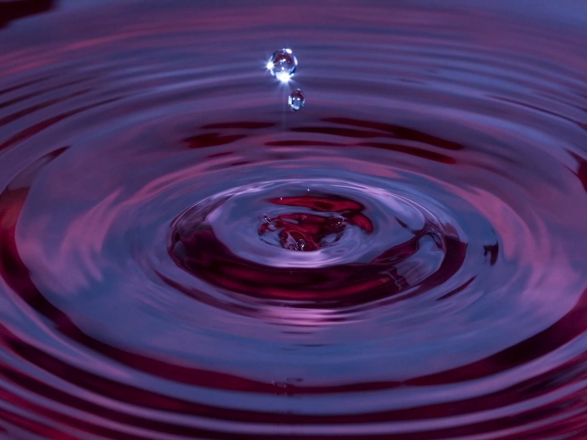 Фиолетовая вода почему. Капля в море. Водяная воронка. Вода природа с фиолетовым. Круги на воде.