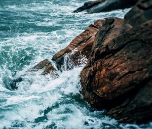Превью обои вода, скала, волны, море, берег
