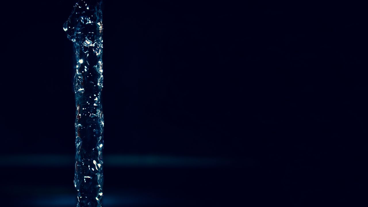 Обои вода, струя, пузыри, темный, жидкость