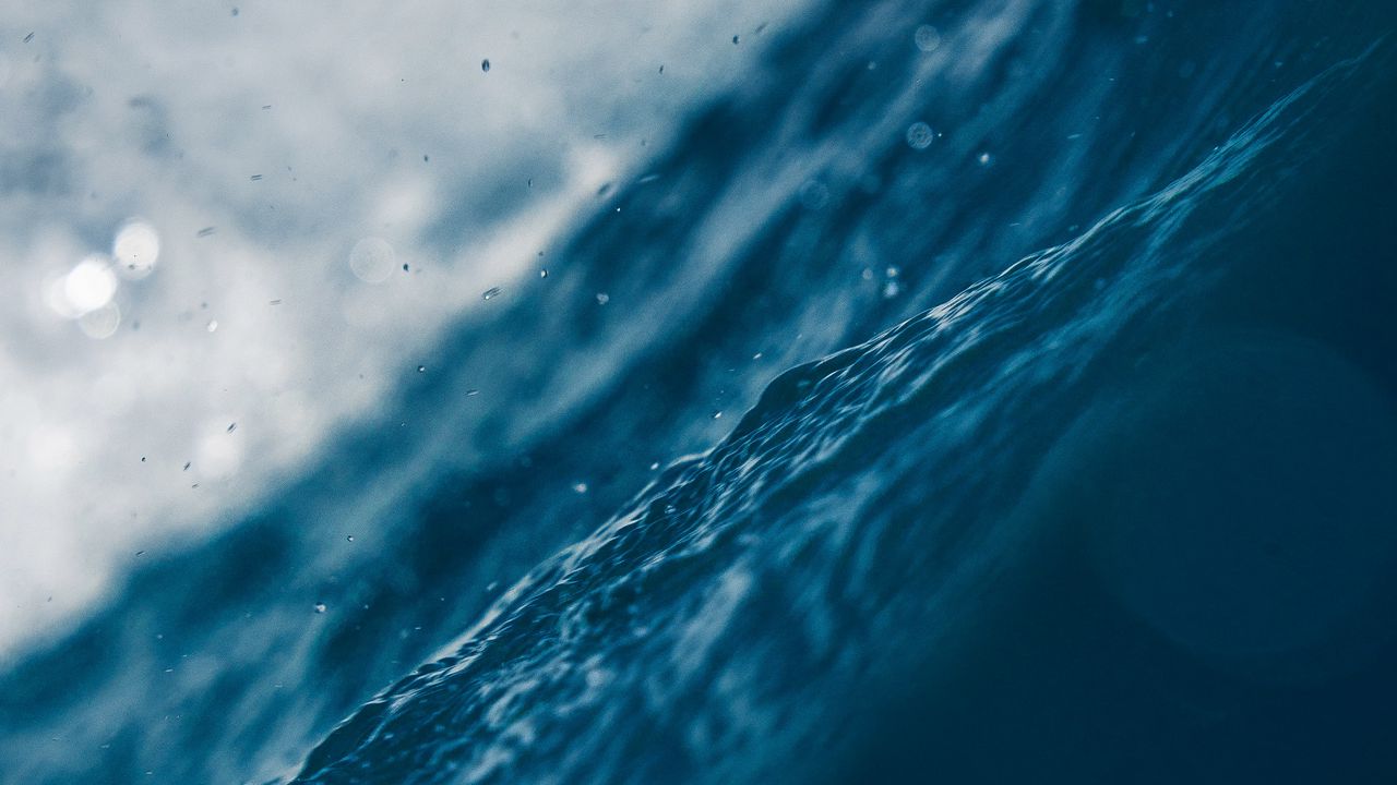 Обои вода, волна, брызги, капли, блики, боке
