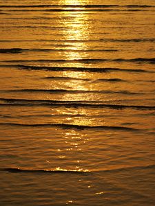 Превью обои вода, волны, блики, закат, темный