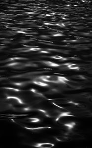 Превью обои вода, волны, блики, рябь, черный