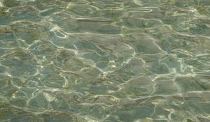 Превью обои вода, волны, блики, дно, минимализм