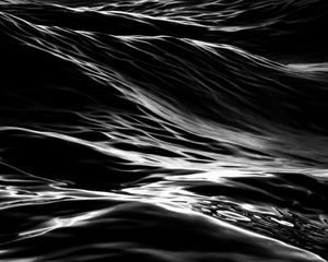 Превью обои вода, волны, чб, блики, черный