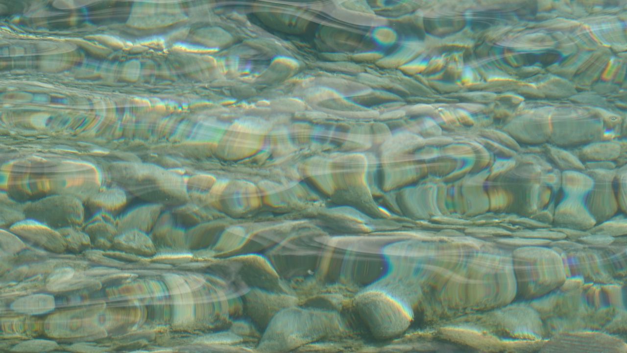 Обои вода, волны, камни, текстура