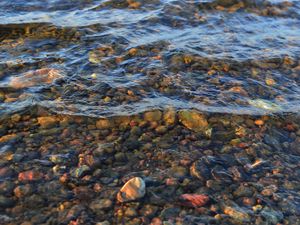 Превью обои вода, волны, камни, прозрачный, природа