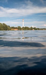 Превью обои вода, волны, маяк, башня, деревья, пейзаж