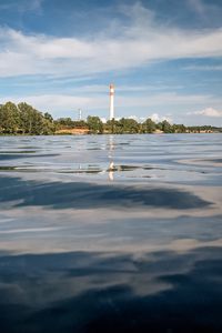 Превью обои вода, волны, маяк, башня, деревья, пейзаж