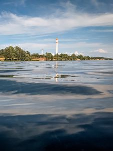 Превью обои вода, волны, маяк, башня, деревья, пейзаж