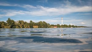 Превью обои вода, волны, маяк, башня, деревья, пейзаж