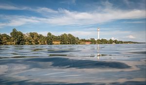 Превью обои вода, волны, маяк, башня, деревья, пейзаж