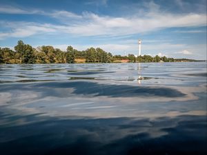 Превью обои вода, волны, маяк, башня, деревья, пейзаж