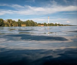 Превью обои вода, волны, маяк, башня, деревья, пейзаж