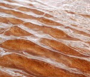 Превью обои вода, волны, песок, дно