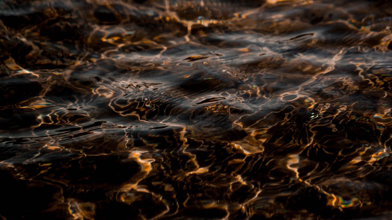 Обои вода, волны, рябь, макро, коричневый