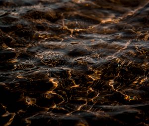 Превью обои вода, волны, рябь, макро, коричневый