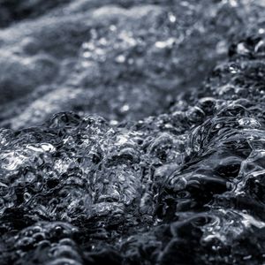 Превью обои вода, волны, рябь, макро, серый