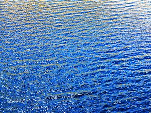 Превью обои вода, волны, волнистый, рябь, блики