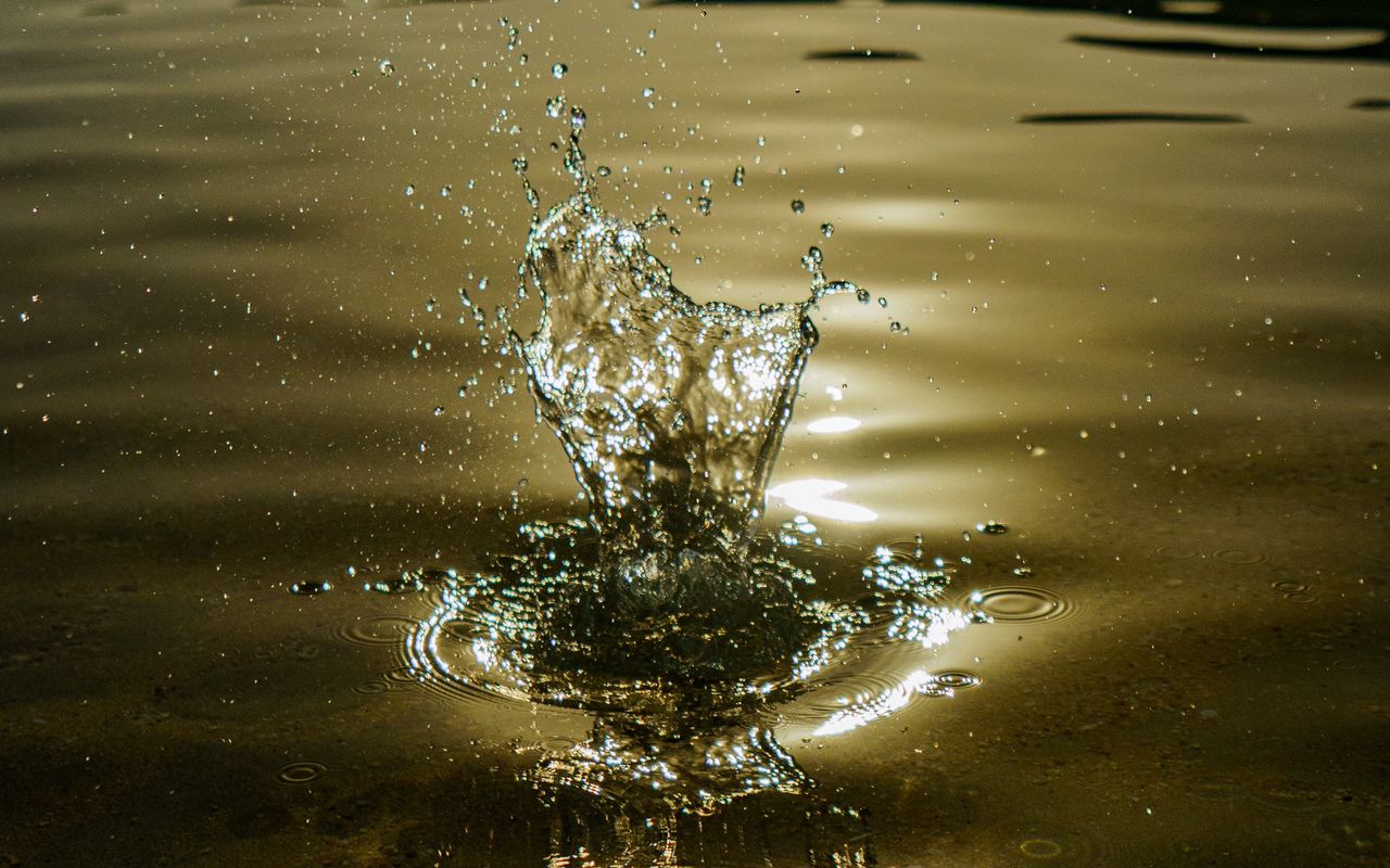 Капли всплеск купить. Всплеск воды светлая. Макро обои вода. Всплеск воды PNG. Фото всплеска воды 1080p.