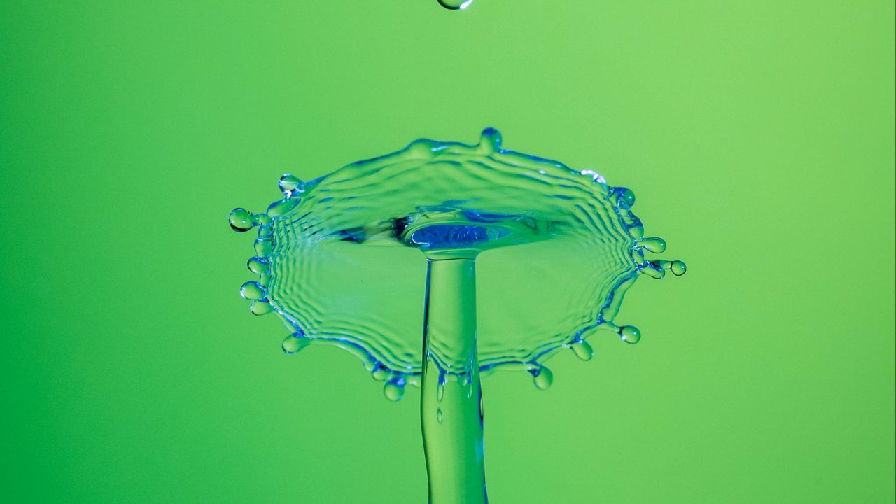 Обои вода, всплеск, капля, стакан, макро, зеленый, синий