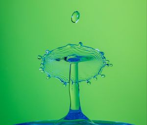 Превью обои вода, всплеск, капля, стакан, макро, зеленый, синий