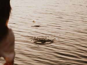 Превью обои вода, всплеск, рябь, девушка